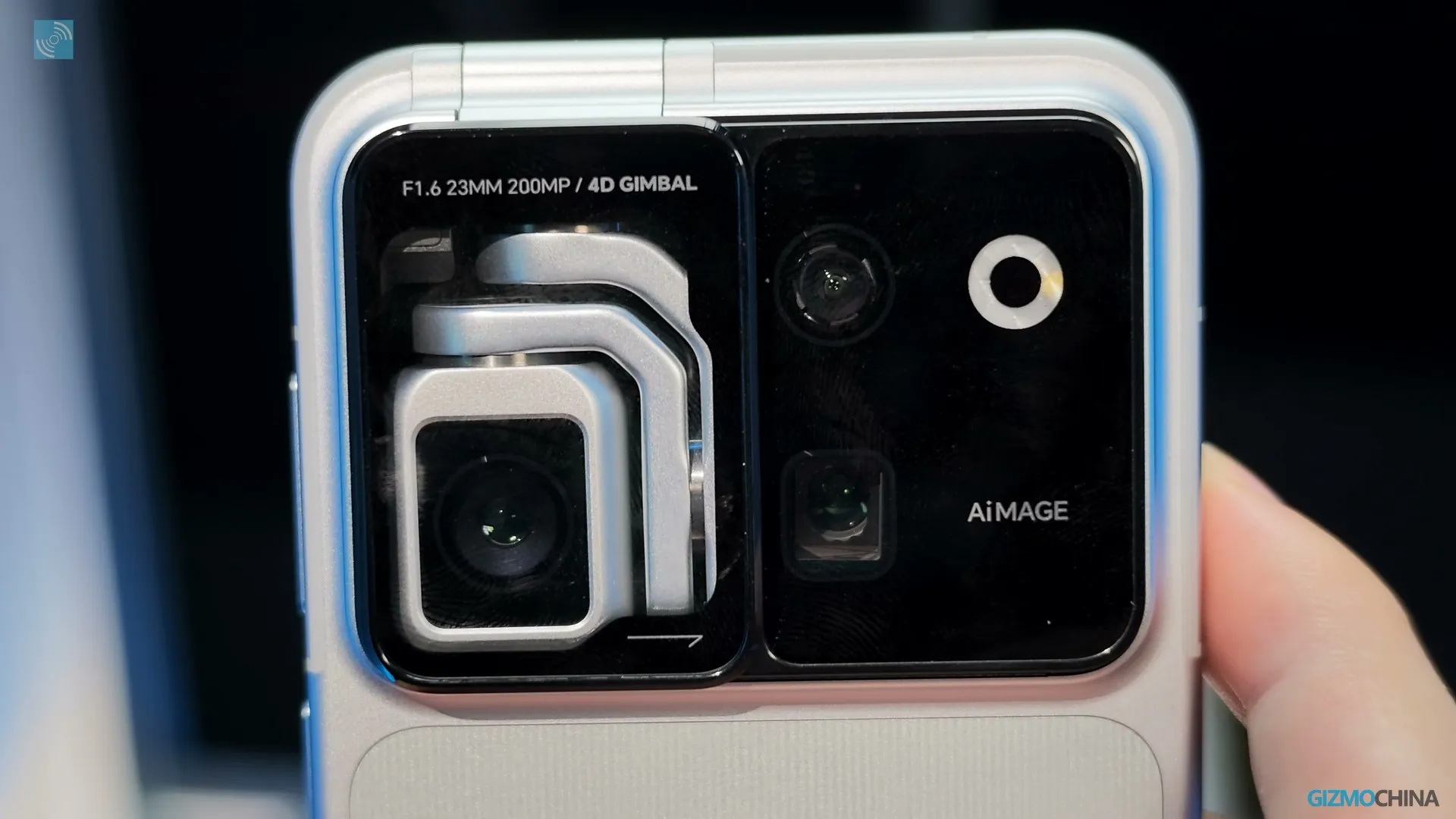 Demonstration of smooth video stabilization on Honor Robot Phone compared to a regular smartphone