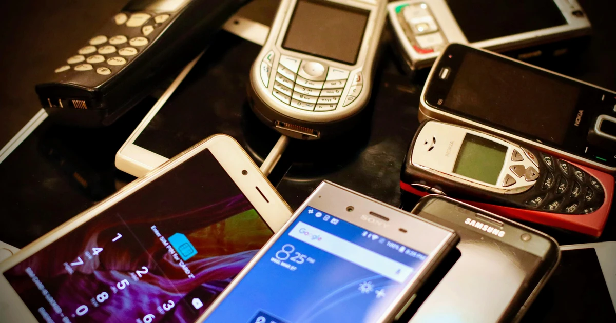 Market decline chart showing shrinking budget smartphone segment