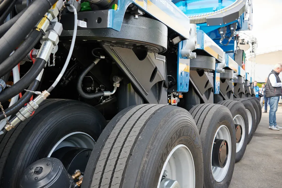 Goldhofer PST/SL-ES 285 heavy transporter detailed view