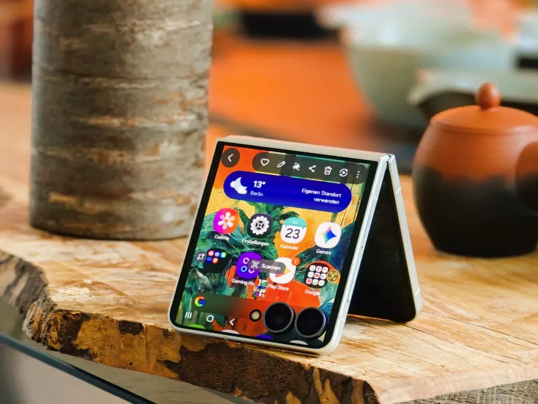test samsung galaxy z flip 8 567 The Galaxy Z Flip8 Finally Fixes the Foldable Audio Problem