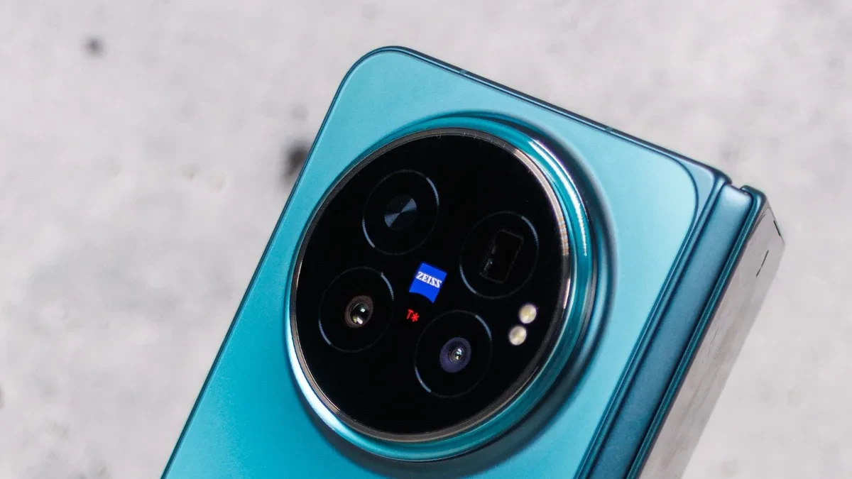 Vivo X Fold6 smartphone displayed alongside benchmark test results