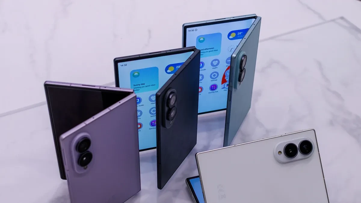 Samsung Galaxy Z Fold8 unfolded displaying multitasking split-screen apps on One UI 9