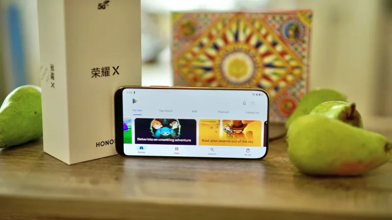 This $463 Phone Display Is So Bright It Overloaded Lab Equipment