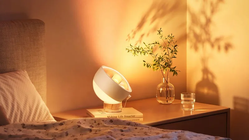 This Dual-Zone Desk Light Paints Your Wall in Multi-Color Gradients