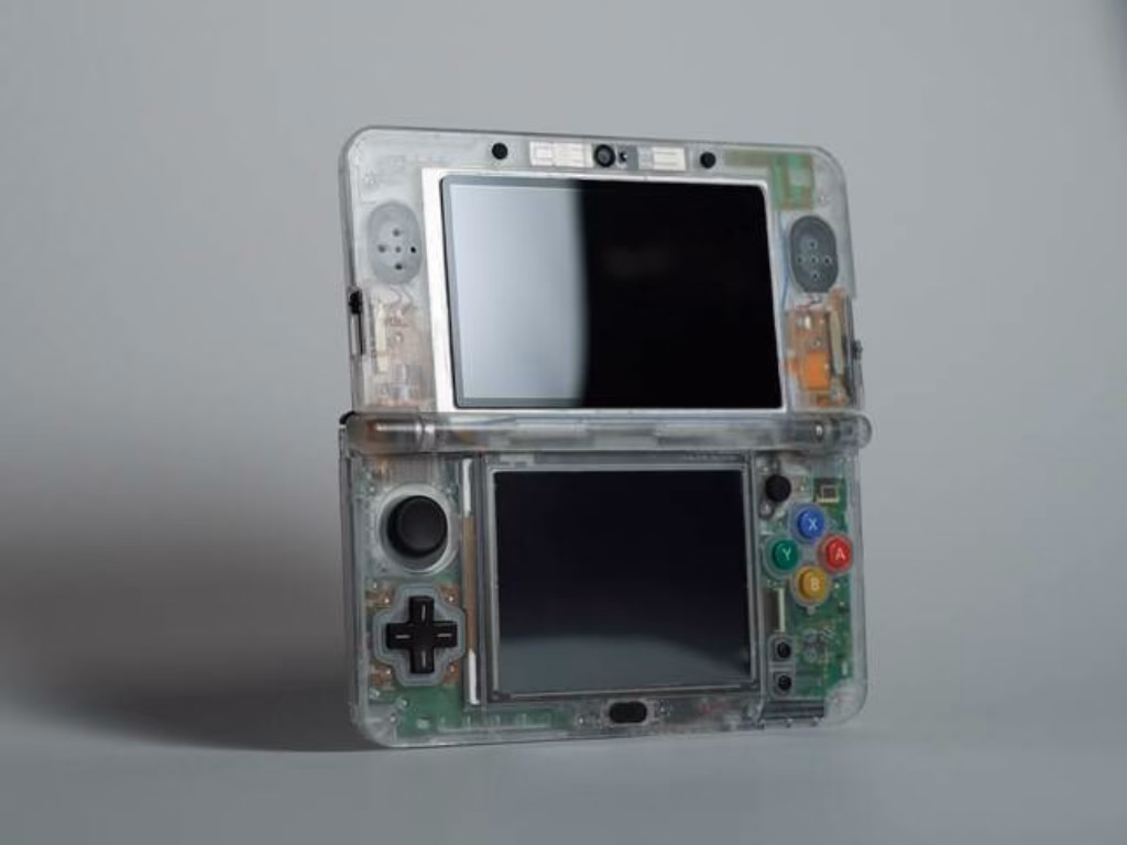 Transparent clear shell kit installed on a Nintendo 3DS XL showcasing internal components