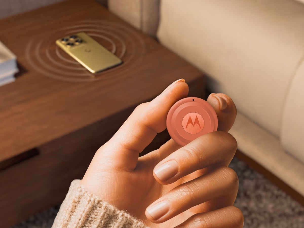Moto Tag 2 tracker showing Bluetooth 6.0 and UWB features