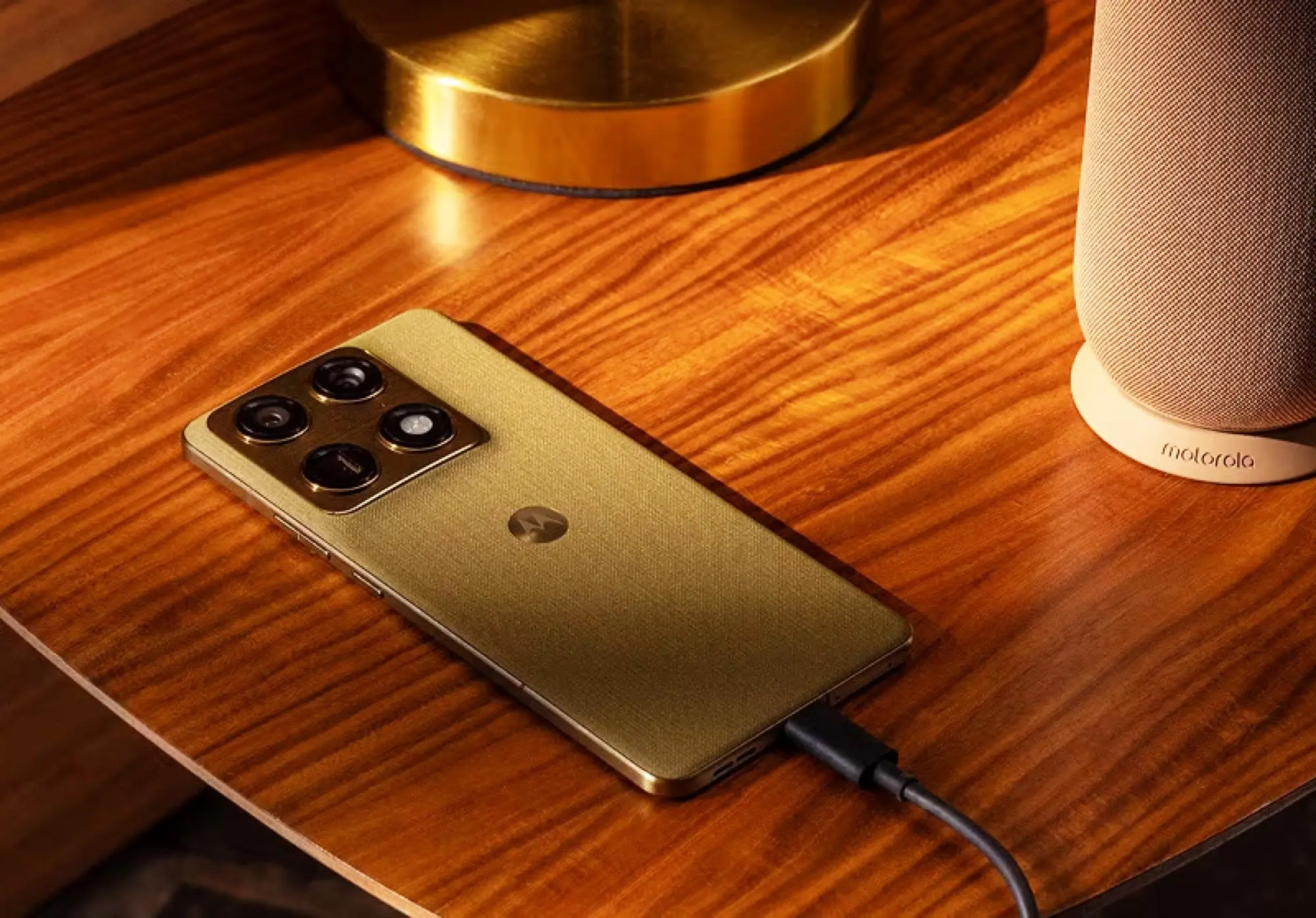 Motorola Phones Redirect Shopping Apps to Earn Commissions Motorola smartphone redirecting shopping app to earn affiliate commission