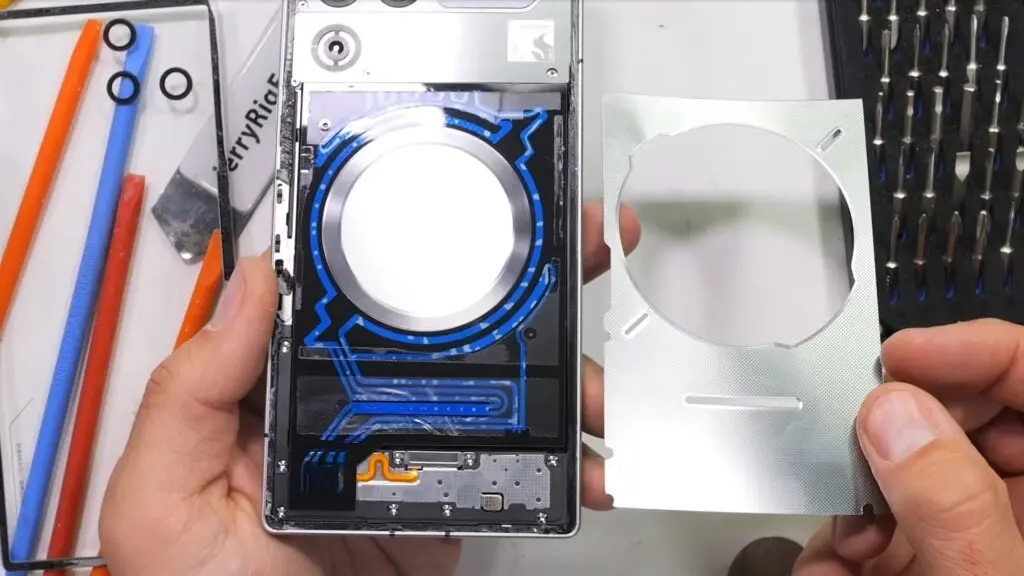 RedMagic 11 Pro smartphone with active cooling (Photo: Samsung)