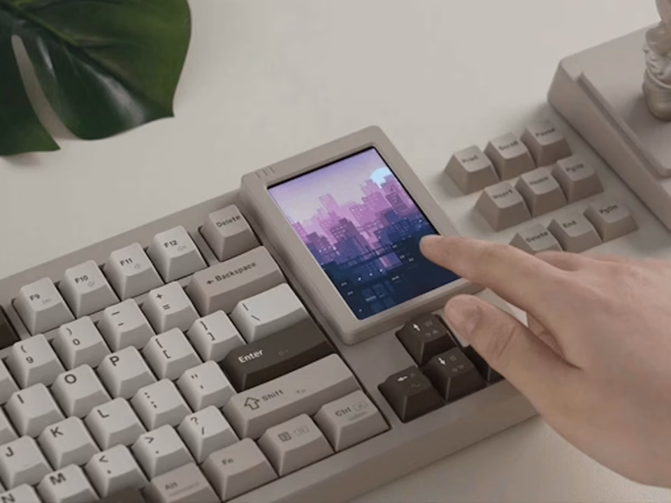 Womier DUO87 mechanical keyboard with touchscreen and modular design