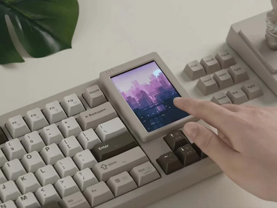 Womier DUO87 mechanical keyboard with touchscreen and modular design