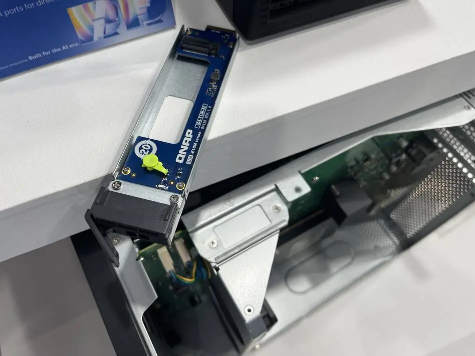 E1.S adapter for 2280 SSDs (Photo: QNAP)