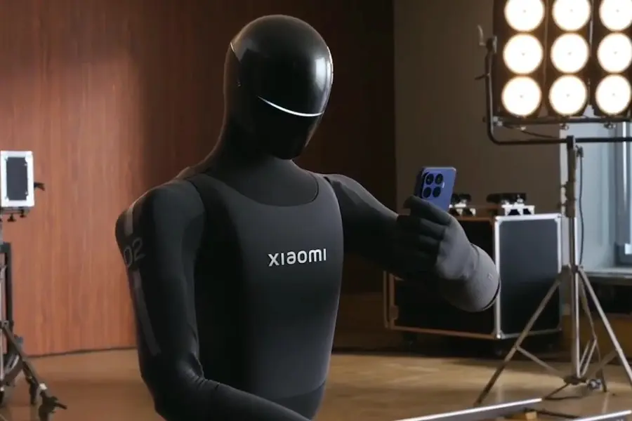 Xiaomi Humanoid Robot Demonstrates Bionic Hand Camera Control in Real Life